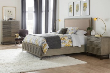 Стильная кровать с коричневым мягким изголовьем и резным изножьем - hkf/0356