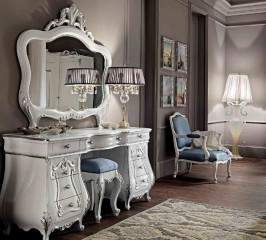 Фигурное зеркало в белой раме с серебристой резьбой - mdg/0245