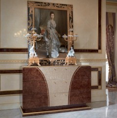 Комод из массива с тисненой кожаной вставкой на фасаде - tur/110