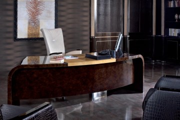 Темный кабинет с большим письменным столом - tur/639