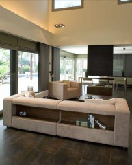 Гостиная с бархатным диваном, оборудованным задней открытой полкой - mamn/0177