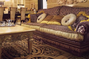 Гостиная с диваном в фиолетовой обивке и квадратным столиком - mrvt/0036