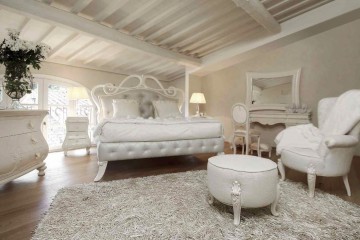 Спальня, декорированная ручной резьбой и в светлой обивке - mobm/0063