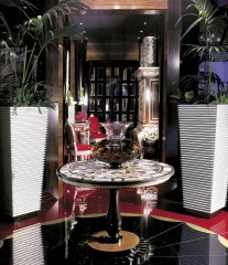 Круглый кофейный столик с абстрактным геометрическим орнаментом - mfmn/0143