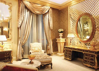 Гостиная с бежевым креслом, дополненным пуфом - mfmn/0427