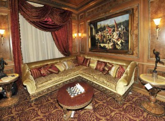 Шикарная гостиная с большим угловым диваном - mfmn/0477