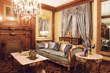 Гостиная с  деревянной мебелью, украшенной позолоченной резьбой - mfmn/0421