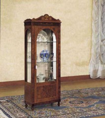 Шкаф-витрина высокий коричневый с одной дверцей и резным декором - matx/0217