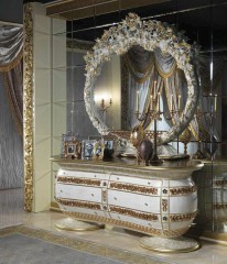 Овальный буфет молочного цвета с резными деталями и темными цветами - mcpt/405