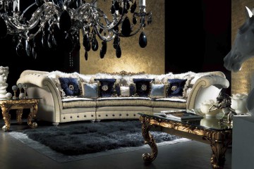 Комплект мебели для гостиной со светлым диваном и резными столиками - mcpt/20