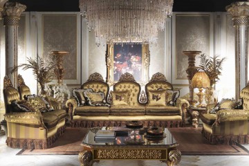 Гостиная в коричнево-золотых тонах с мягкой мебелью, украшенной бахромой и резьбой - mcpt/323