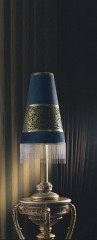 Настольная лампа с синим абажуром, украшенным светлой бахромой - mcpt/181