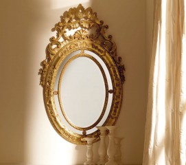 Эффектное овальное зеркало в резной золотистой раме с дополнительным контуром - msvgf/0104