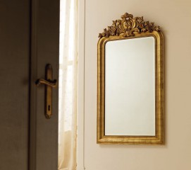 Строгое зеркало в золотистой прямоугольной раме с резным верхом - msvgf/0115