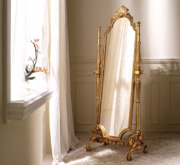 Эффектное напольное зеркало в золотистой резной раме с опорой - msvgf/0125