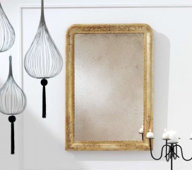 Лаконичное нежное зеркало в светло-золотой раме с тонким узором - msvgf/0091