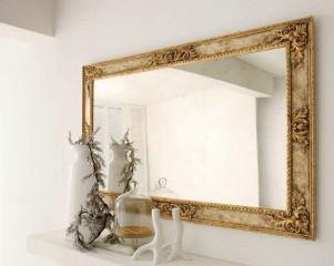 Масштабное прямоугольное зеркало в золотистой раме с резьбой - msvgf/0186