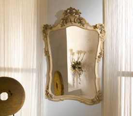 Фигурное зеркало в светлой раме с резным узором - msvgf/0181