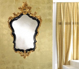 Эффектное фигурное зеркало в резной раме черно-золотых тонов - msvgf/0087