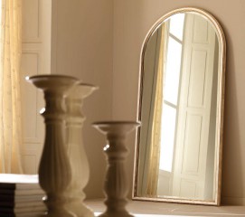 Элегантное прямоугольное зеркало со скругленным верхом в светлой раме - msvgf/0153