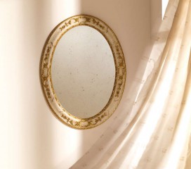 Нежное овальное зеркало в светлой раме с золотой отделкой - msvgf/0092