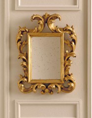 Прямоугольное зеркальце в золотистой резной раме с крупным декором - msvgf/0094