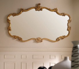 Фигурное горизонтальное зеркало в узкой золотистой раме с резьбой - msvgf/0129
