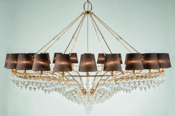 Позолоченная люстра с фигурными стеклянными подвесками и 24 коричневыми абажурами - pzg/021