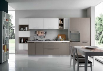 Гарнитур для кухни в коричнево-белых тонах с длинными ручками мебели - mtrt/0009