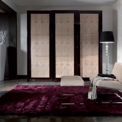Трехдверный шкаф-купе с тиснеными кожаными вставками бежевого оттенка - tur/360