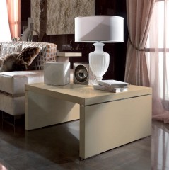 Квадратный столик бежевого оттенка с хромированной отделкой - tur/409