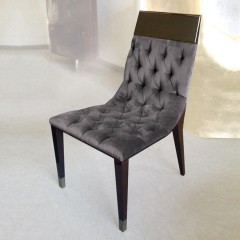 Стул в бархатной обивке с каретной стяжкой - gkn/008