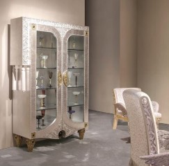 Серебристая витрина с позолотой, кистями и хрустальными подвесками - mcst/0634